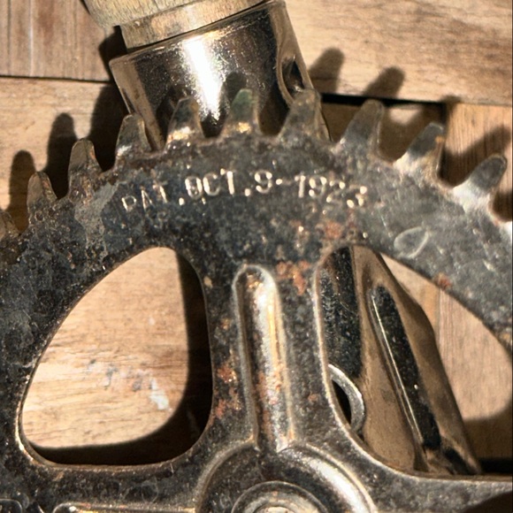 Vintage Handheld Egg Beater with Green Handle - Picture 6 of 6